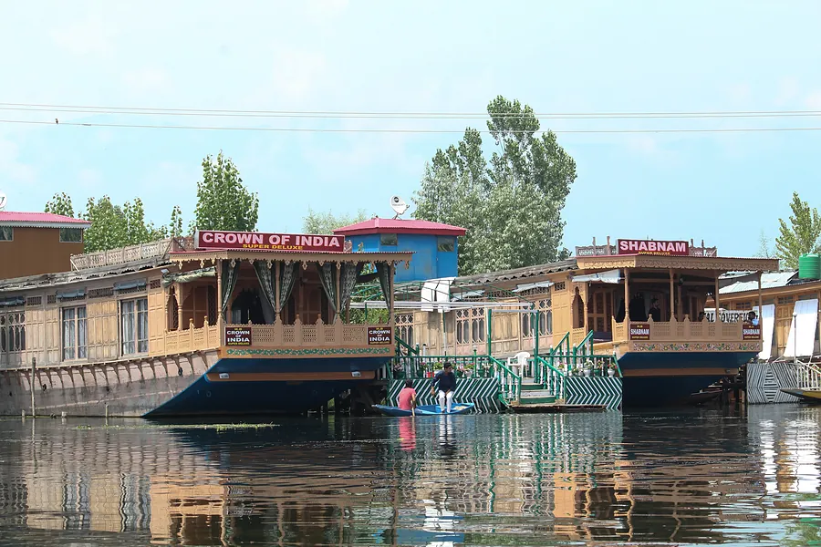 Houseboat stays