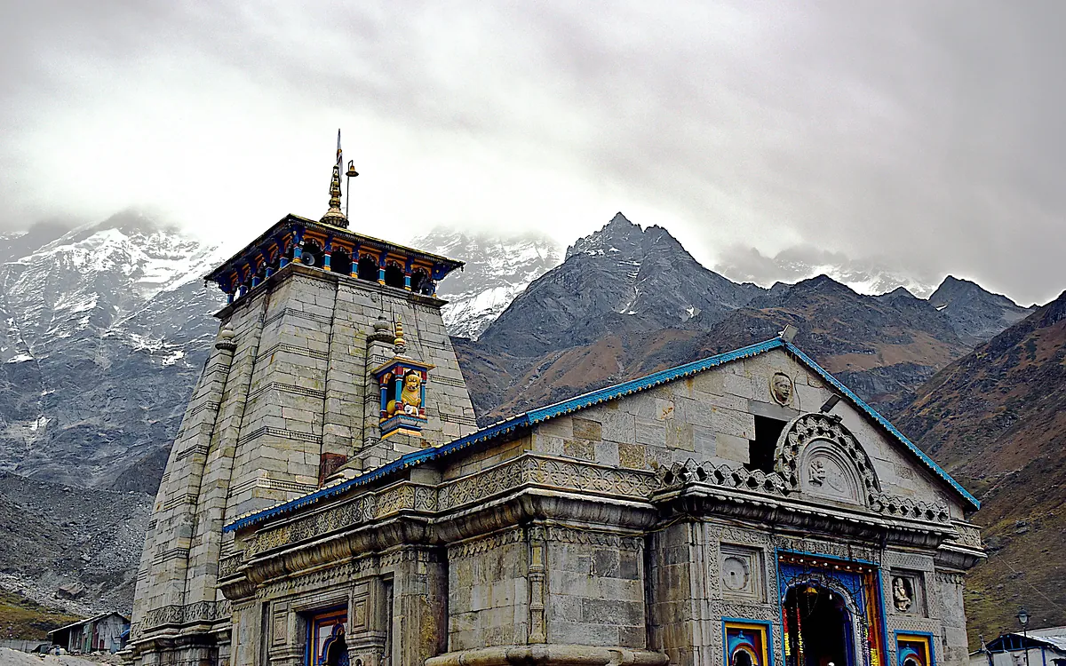 Kedarnath temple beneath Himalayan peaks